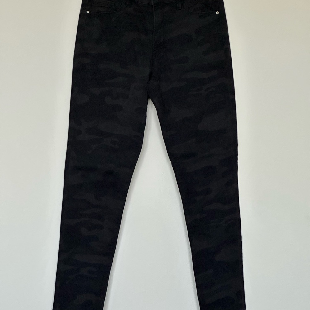 Social standard by‎ Sanctuary Black Camo Mid-Rise Skinny Jeans Size 4